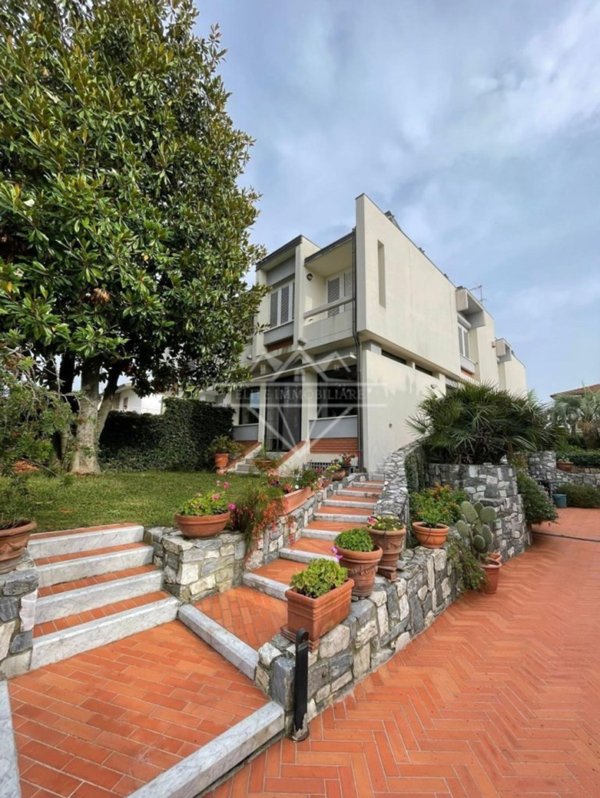 casa indipendente in affitto a Carrara in zona Marina di Carrara