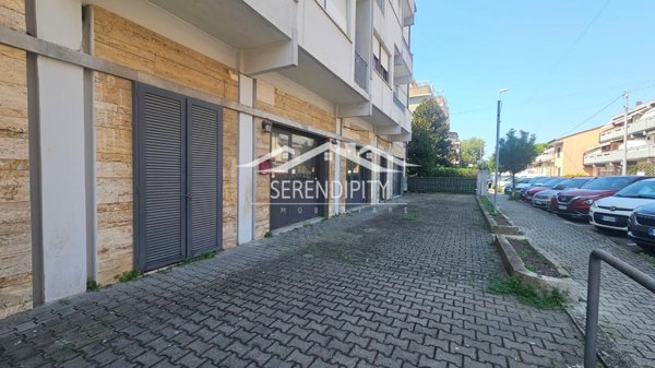 locale commerciale in affitto a Carrara in zona Marina di Carrara