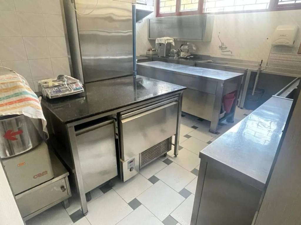 negozio in affitto a Carrara in zona Centro Città