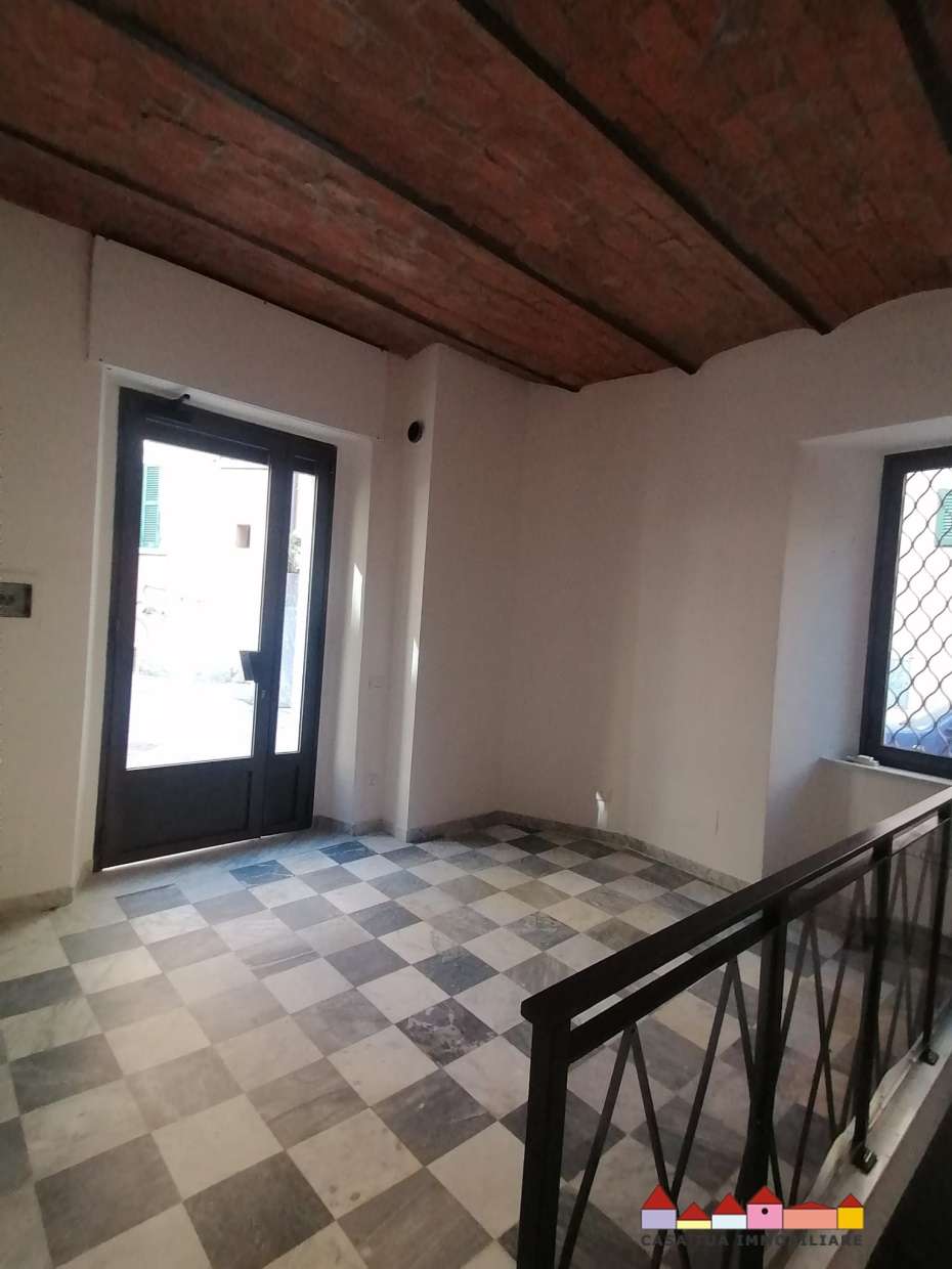 negozio in affitto a Carrara