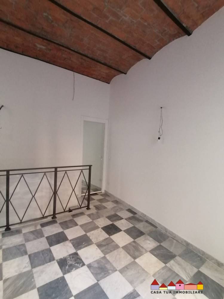 negozio in affitto a Carrara