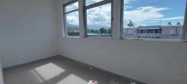 ufficio in affitto a Carrara in zona Marina di Carrara