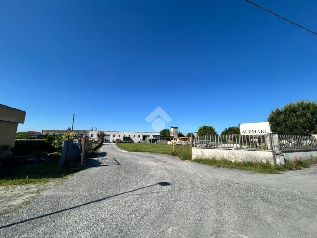 locale commerciale in affitto a Carrara in zona Avenza