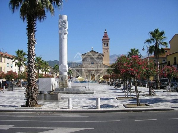 negozio in affitto a Carrara in zona Marina di Carrara