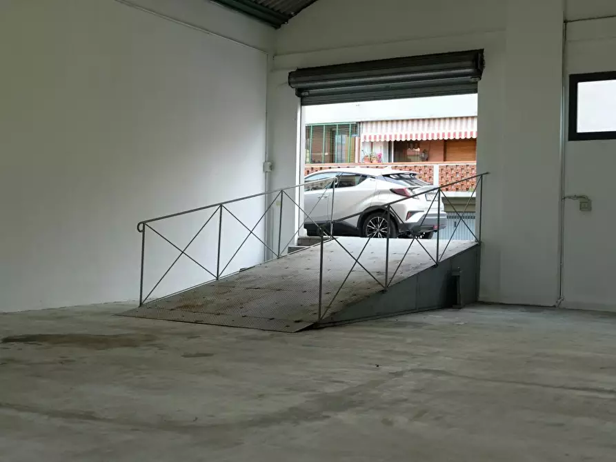 locale di sgombero in affitto a Carrara in zona Avenza