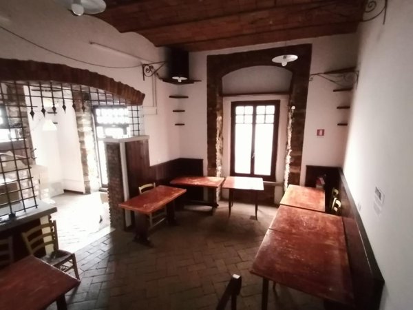 locale commerciale in affitto a Carrara in zona Stabbio