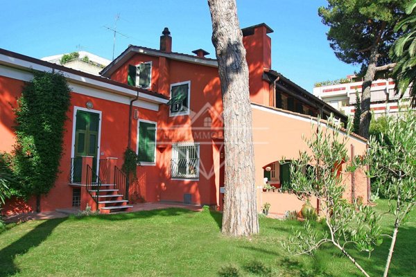casa indipendente in affitto a Carrara in zona Avenza
