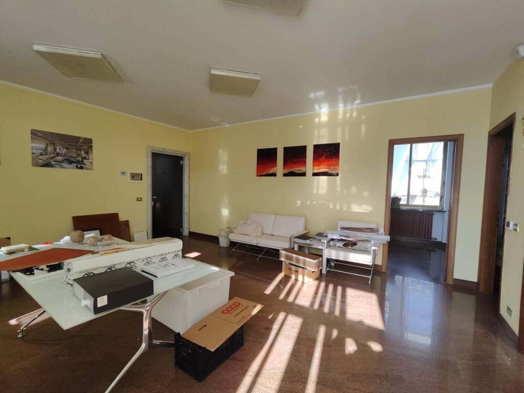 ufficio in affitto a Carrara in zona Avenza