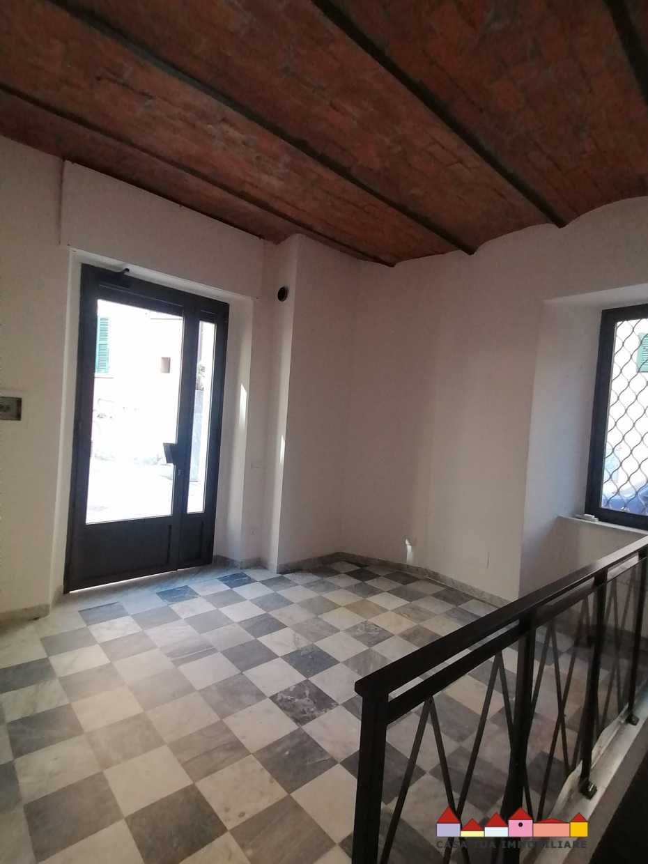 locale commerciale in affitto a Carrara