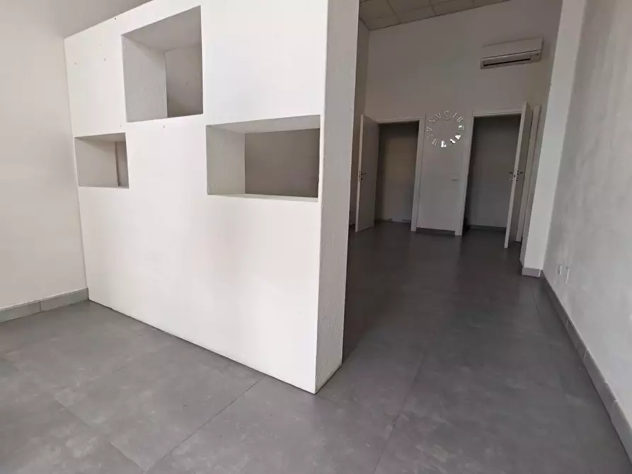 negozio in affitto a Carrara in zona Marina di Carrara