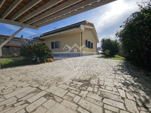 casa indipendente in affitto a Carrara in zona Avenza