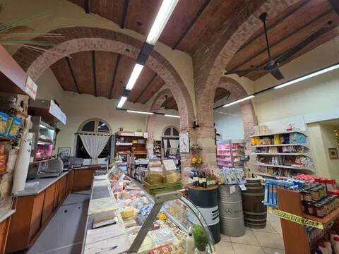 negozio in affitto a Carrara in zona Centro Città