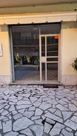 negozio in affitto a Carrara in zona Marina di Carrara