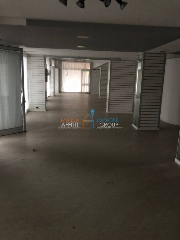 negozio in affitto a Carrara in zona Marina di Carrara