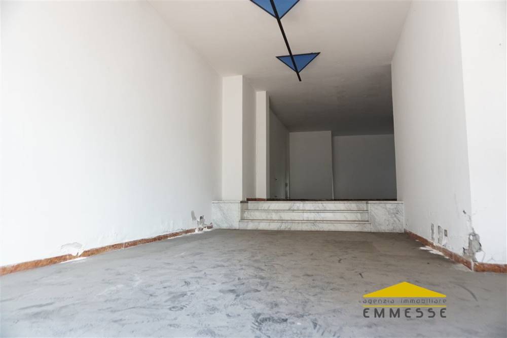 negozio in affitto a Carrara in zona Avenza