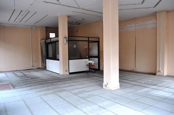 negozio in affitto a Carrara in zona Marina di Carrara