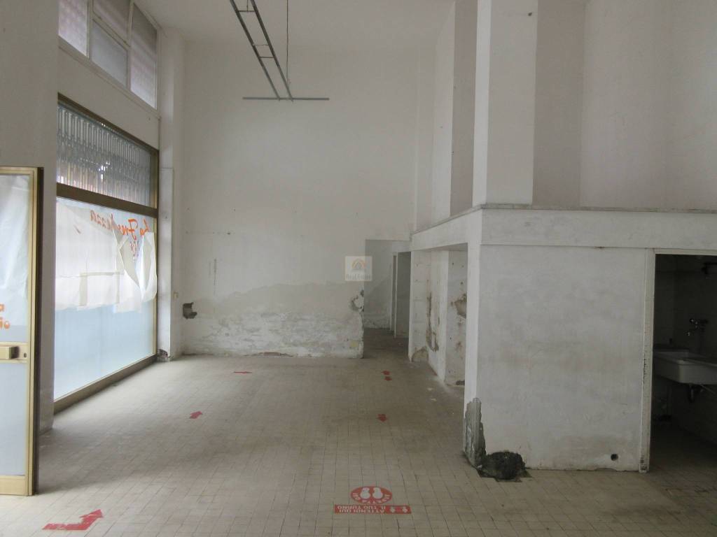 negozio in affitto a Carrara in zona Marina di Carrara