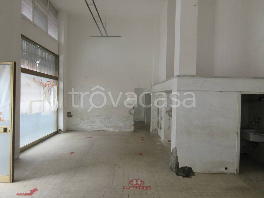 negozio in affitto a Carrara in zona Marina di Carrara