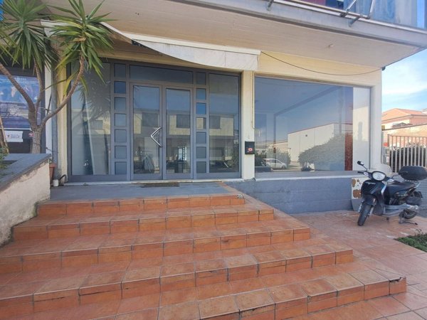 locale commerciale in affitto a Carrara in zona Avenza