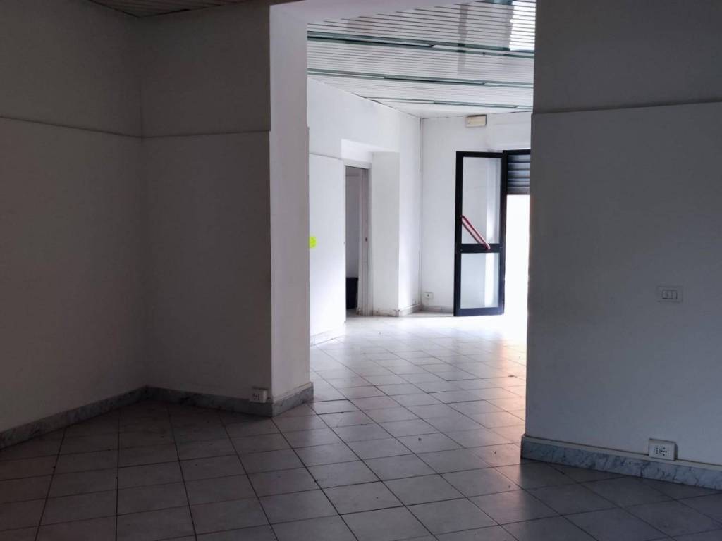 negozio in affitto a Carrara