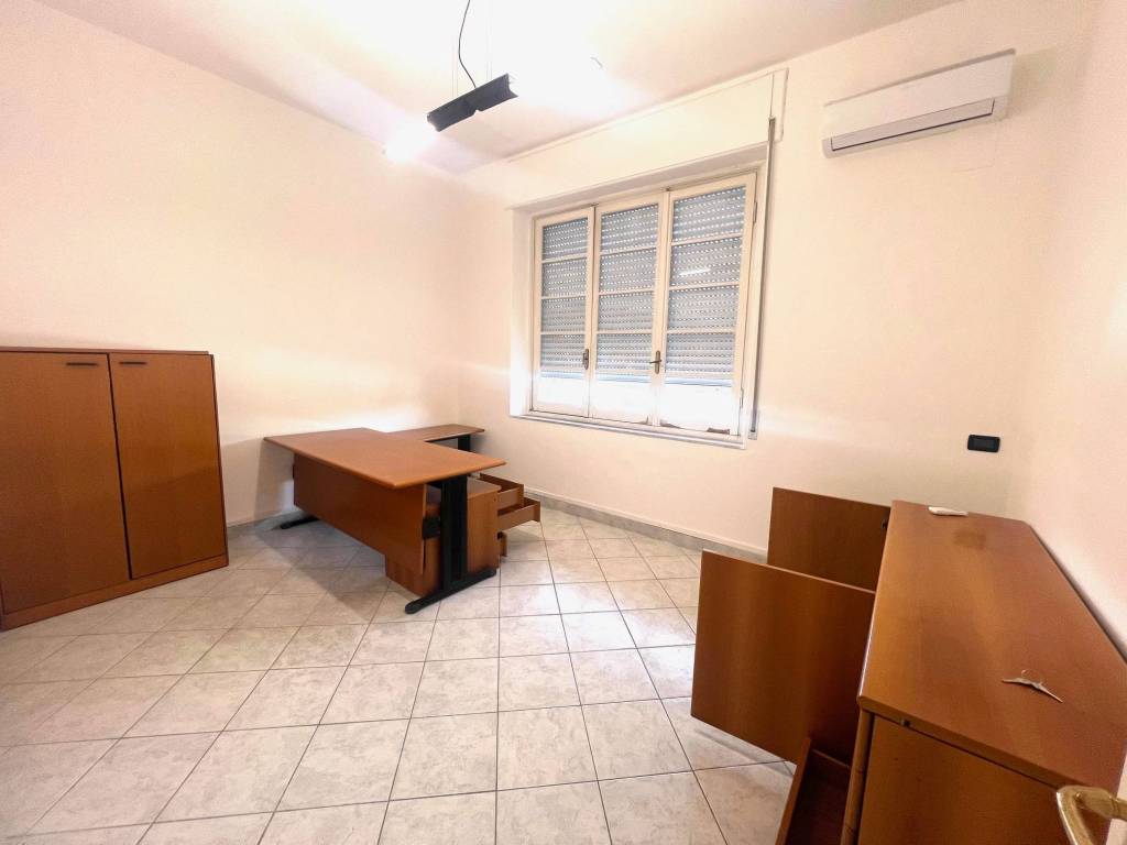 ufficio in affitto a Carrara in zona Avenza
