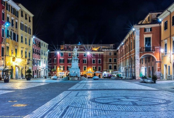 negozio in affitto a Carrara in zona Centro Città