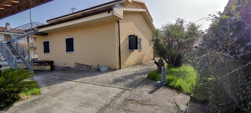 intera palazzina in affitto a Carrara in zona Avenza
