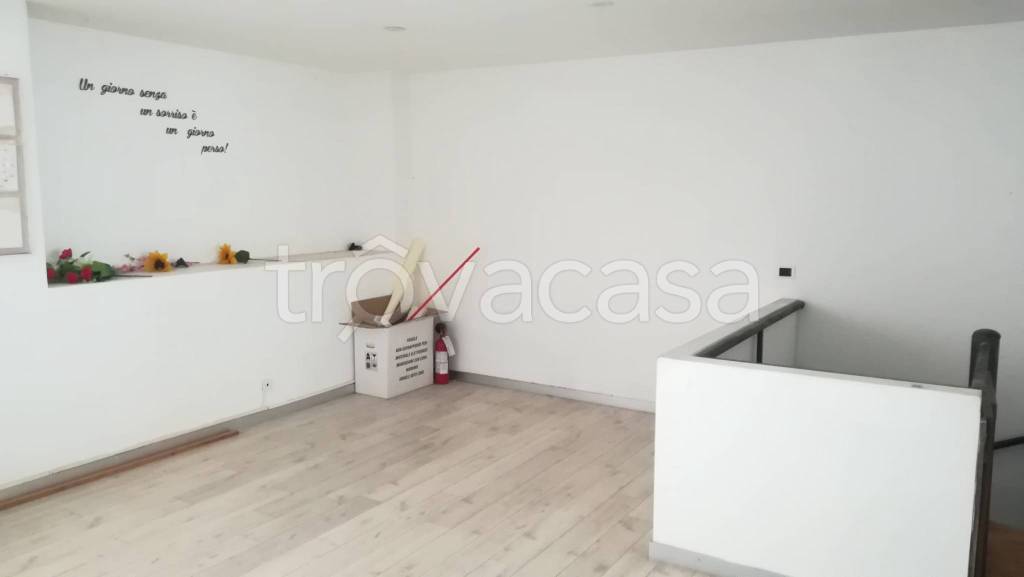 negozio in affitto a Carrara in zona Marina di Carrara