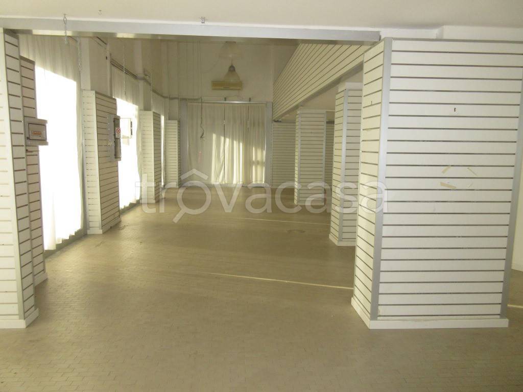 negozio in affitto a Carrara in zona Marina di Carrara