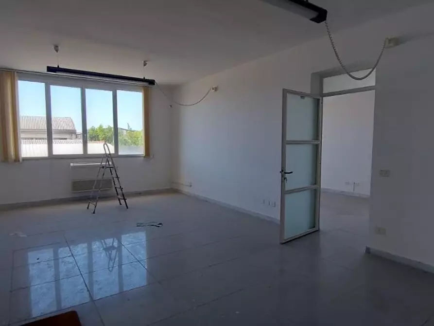 ufficio in affitto a Carrara in zona Marina di Carrara