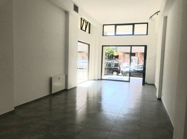 negozio in affitto a Carrara in zona Avenza