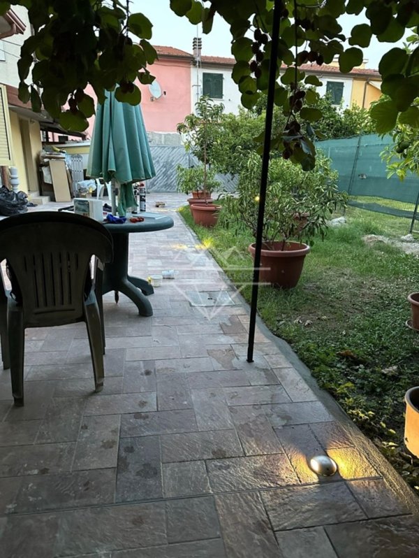 intera palazzina in affitto a Carrara in zona Marina di Carrara