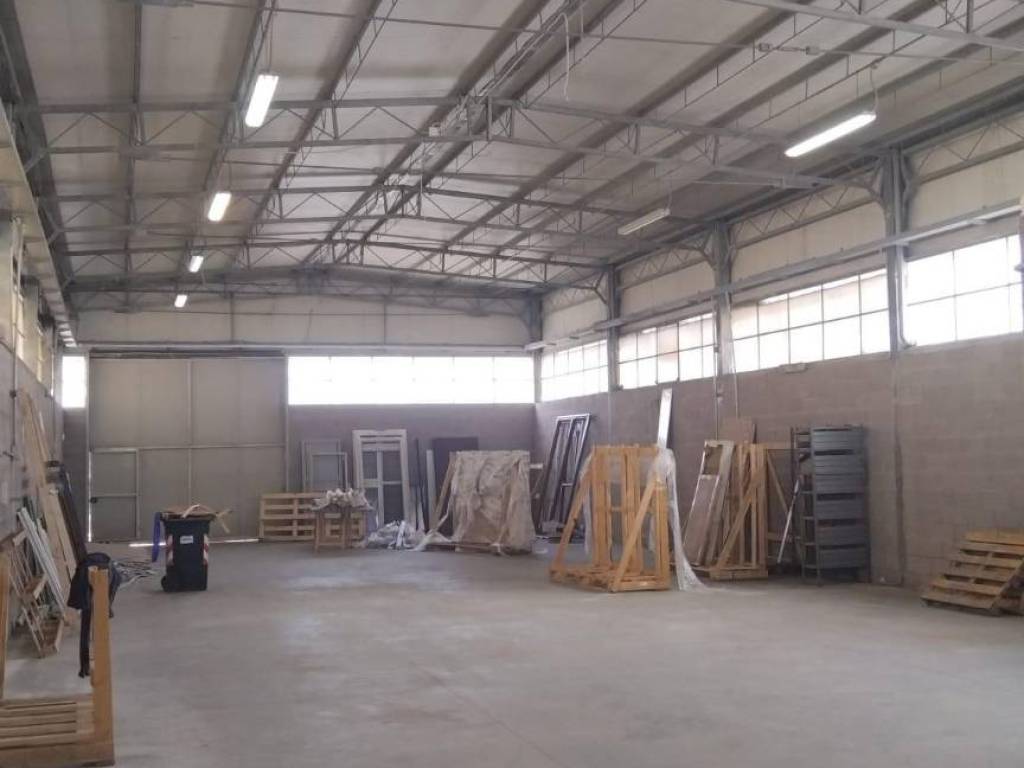 locale commerciale in affitto a Carrara in zona Avenza