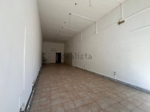 negozio in affitto a Carrara in zona Avenza
