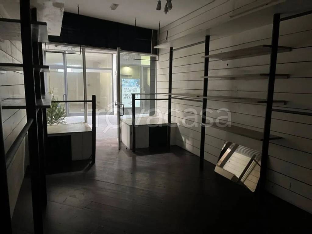 negozio in affitto a Carrara in zona Centro Città