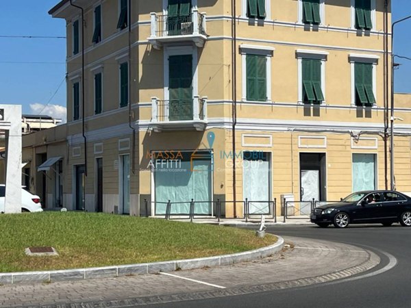 negozio in affitto a Carrara in zona Avenza