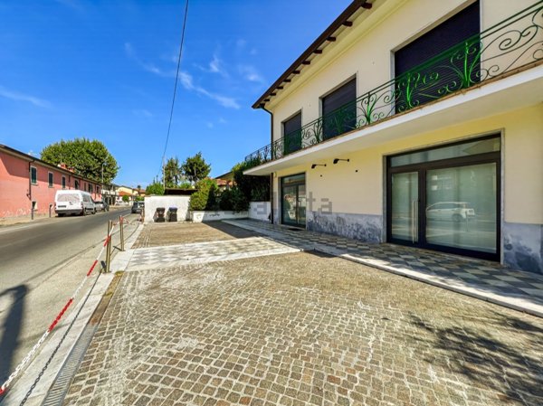 locale commerciale in affitto a Carrara in zona Avenza