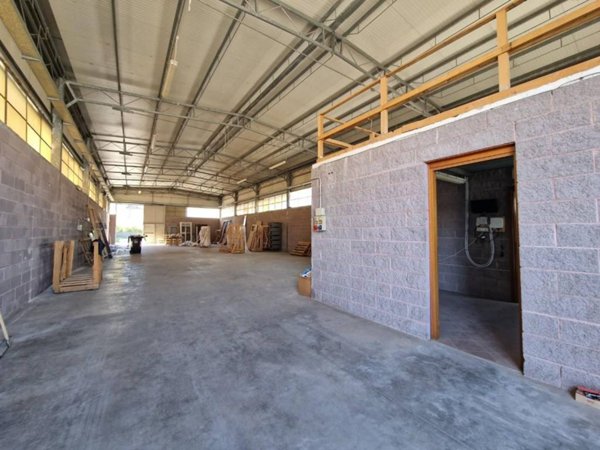 locale commerciale in affitto a Carrara in zona Avenza