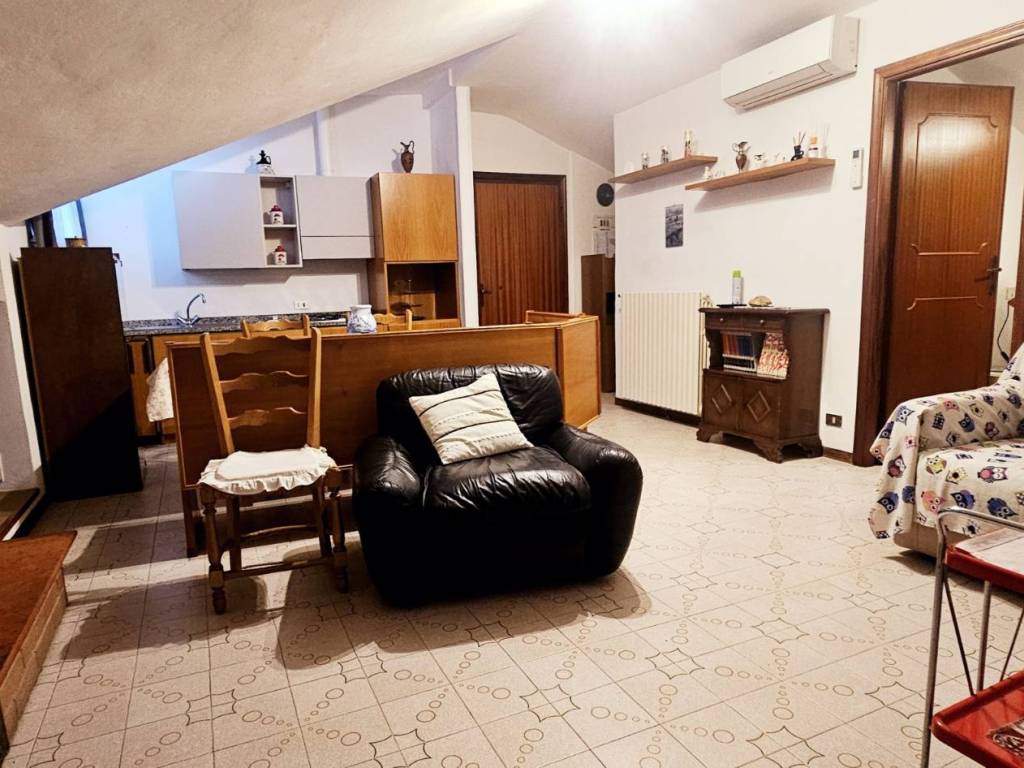 appartamento in affitto a Carrara in zona Battilana