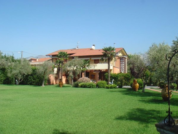 casa indipendente in affitto a Massa in zona Marina dei Ronchi