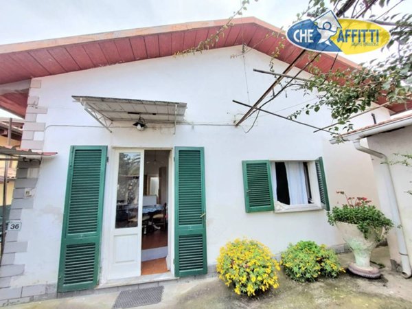 casa indipendente in affitto a Massa in zona Marina di Massa