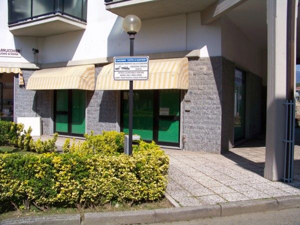 locale commerciale in affitto a Massa in zona Marina dei Ronchi