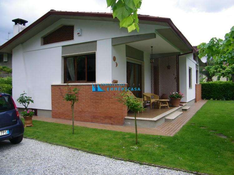 casa indipendente in affitto a Massa in zona Poveromo