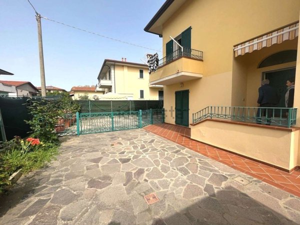 appartamento in affitto a Massa in zona Marina di Massa