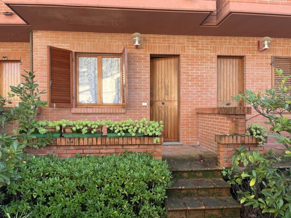 casa indipendente in affitto a Massa in zona Marina dei Ronchi