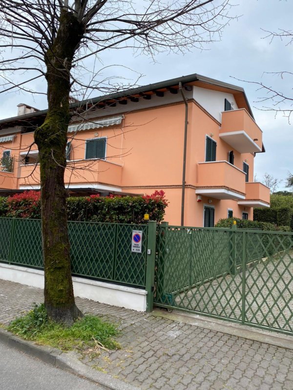 appartamento in affitto a Massa in zona Marina di Massa