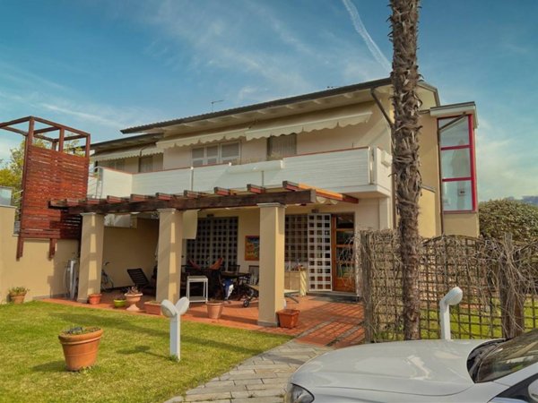 casa indipendente in affitto a Massa in zona Marina dei Ronchi