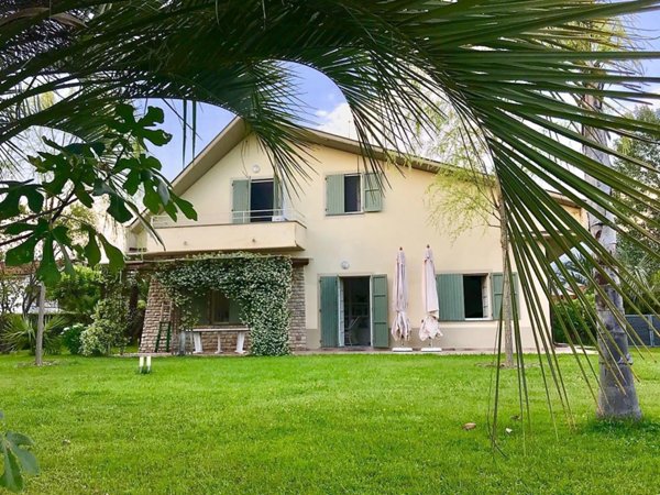 appartamento in affitto a Massa in zona Poveromo