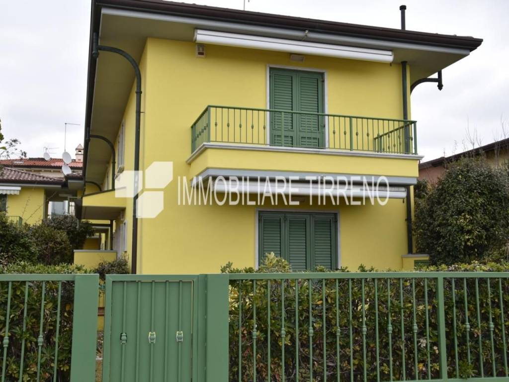 appartamento in affitto a Massa in zona Marina di Massa