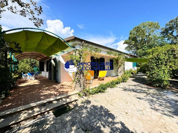 casa indipendente in affitto a Massa in zona Poveromo